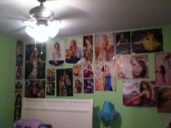 ConfirmHope's tweet photo. Pshhhh.... I didn't just spend an hour rearranging my wall to fit more posters... http://t.co/T2XgU62Q