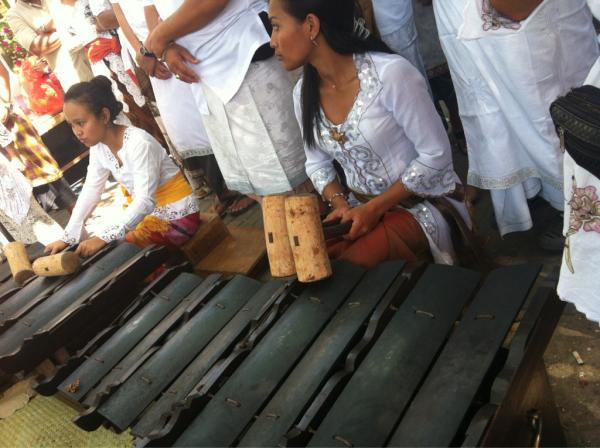 Selonding is a sacred version of gamelan. Usually used to serenade the God/Godess in #Bali during ceremonies.