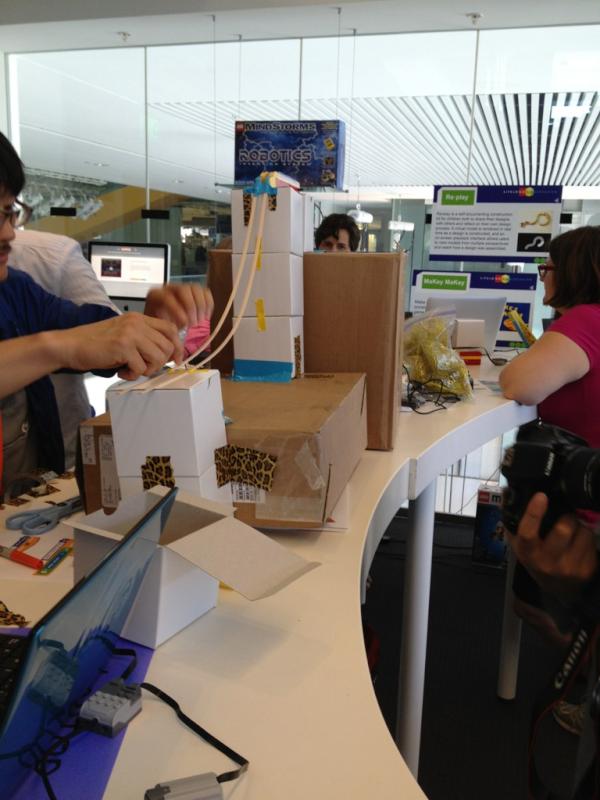 brainbits's tweet image. A glimpse from our WeDo physical-digital chain reaction #ScratchMIT2012 workshop: