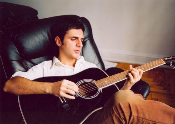 BronxPiSahne's tweet photo. Teoman'ın kullandığı gitarın modeli: Fender http://t.co/wwnvoQyN