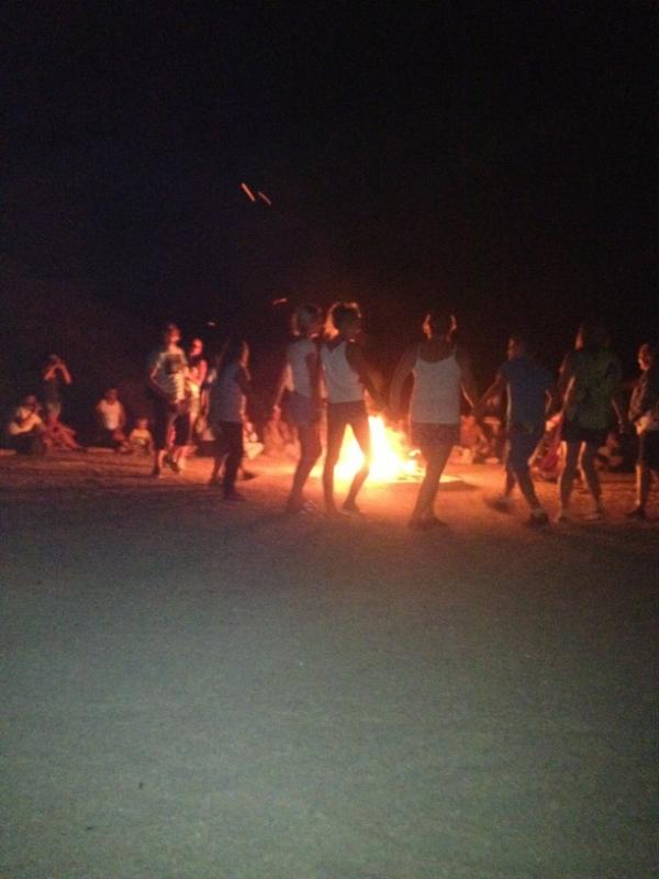 EmilyMckenziee's tweet image. Me and my sister dancing around the fire #eygpt #manmakefire