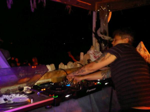 Jennifer Cardini sur la plage In Casa hier soir ! Merci à tous d'être venus ! #CalviOnTheBeach