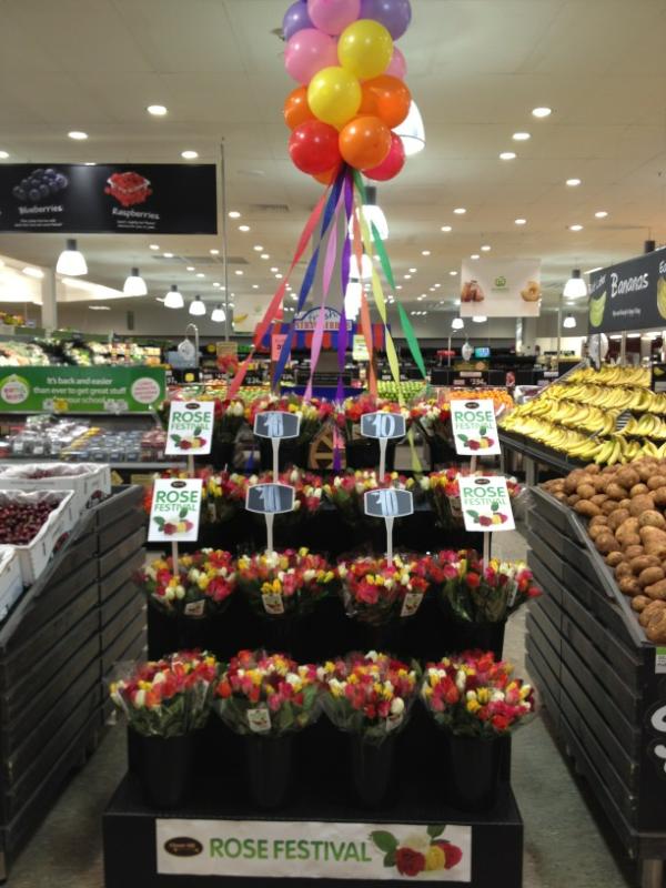 QCarlowe's tweet photo. Rainbow roses exclusive to Carindale for rose festival!! http://t.co/miCRoFZA