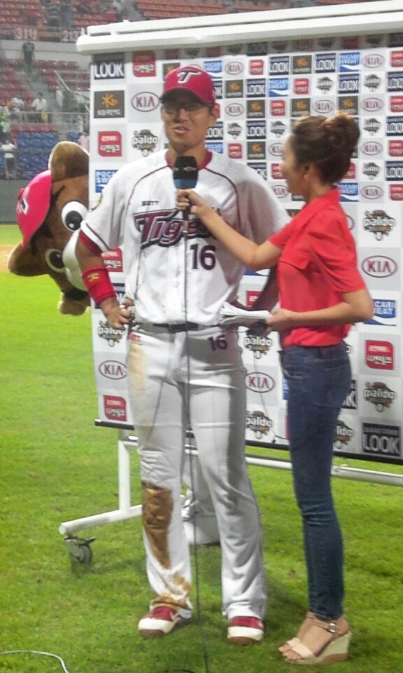 기아가 위닝시리즈를 챙기는데엔 조영훈선수의 역전타가 있었죠. 이적후 첫인터뷰라 하고 싶은 말이 많으셨을텐데 마지막에 제가 너무 성의없이 물어봐버렸네요ㅠ 긴장해서 인사도 안하고 끝내버리고ㅠ그래도 이해해 주셔서감사해요