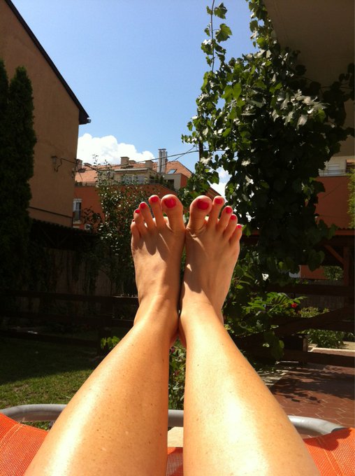 #ff #footsiefriday happy footsie friday to all! http://t.co/xya6Wtdd