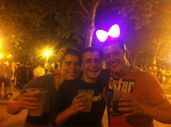 antoni_mora's tweet photo. De lokuras maximas! @Danimarti0 @josele_josue @peremartorell1 @JoanMayolCovas @Llurii11 @JoanDeyCompany @alicia14os http://t.co/lVYby1Yy