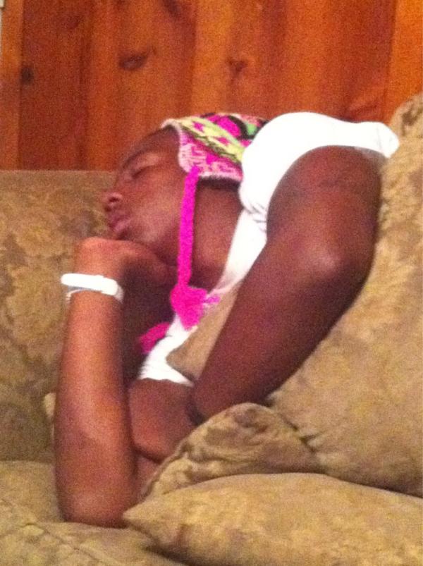 MsDeelicious2U's tweet photo. Hell I kno but DAMN!!!  N his ass SLEEP!!!  A day after practice I guess... SMDH!!! http://t.co/tTwyEVKT