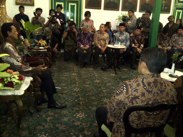 ramadhanpohan1's tweet photo. rangkaian safari ramadhan PD: Silaturahmi dgn Sri Sultan HB X di keraton Kiren DIY http://t.co/MIsKyKgT