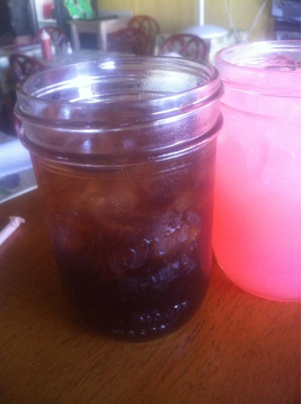 BlackHeffs's tweet image. @alovesublime has me up in MP's Soul Food Eatery in N. Hollywood drinking sweet tea outta a Mason Jar #LAFlow