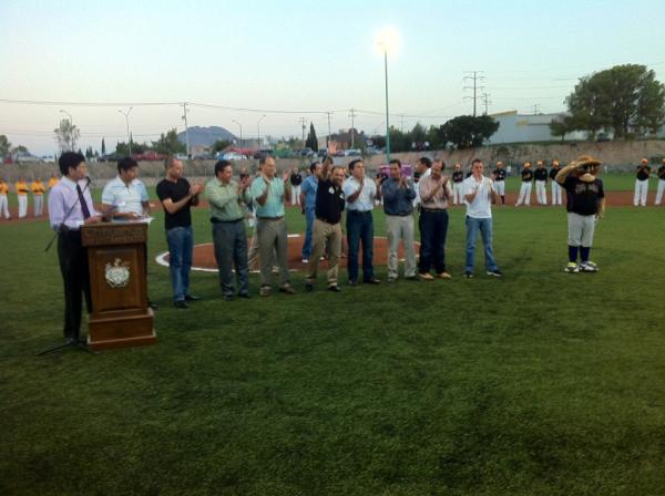 Deporte_CUU's tweet photo. ¡SumarNOS da resultados! Aquí nuestro Alcalde @Marco_Quezada, en la inauguración del Campo Zapata. http://t.co/PXEaO9oL