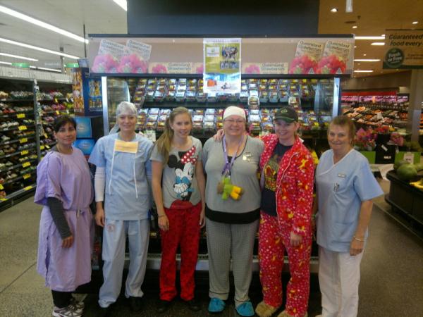 ksandow2's tweet photo. The Bargara team scrubbed up for the ffkha@Garyggb @tjeerdjegen http://t.co/nWuc0j69