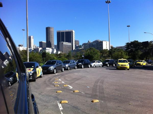 otaviano's tweet photo. Chega a ser surreal. Fila para estacionar seu carro. Quem paga o pato? #infraerofail http://t.co/nsldPM5b