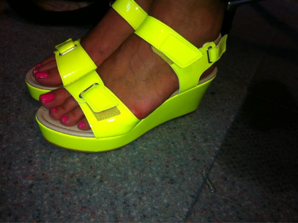 charlottta's tweet photo. The sickest neon shoe ever! @tobielewis @OfficeShoes @melwiggles http://t.co/B3h0WCeu