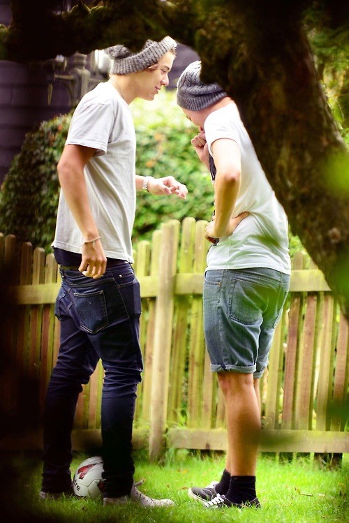 LarryFrenchTeam's tweet photo. Louis et Harry au studio. http://t.co/yJ8l7whA