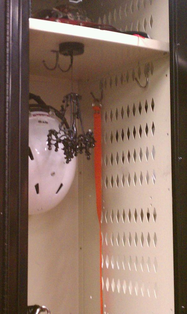 C_Peludat11's tweet image. Mike has a chandelier in his locker??? #UmOkay #Swag ?