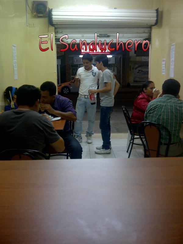 _elsanduchero's tweet photo. @_elsanduchero La gente sigue disfrutando de los mejores sánduches de Pavo y Pernil.  Te esperamos 25 de Junio y Vela http://t.co/LWiodn43