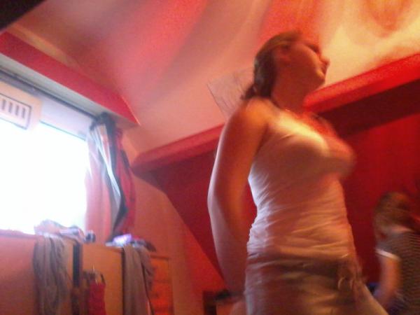 lesjuuh's tweet photo. hihi ze is aant het oefenen voor de show xD @kimby_99 http://t.co/AS9yrSOp