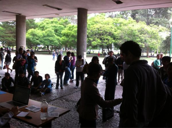 Ya empezó la asamblea informativa de la Facultad de Derecho. #YoSoy132