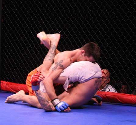 dvanlooij's tweet image. #leesfoto @SelexyzTilburg hanna en pappa samen lezen met feestmuts...