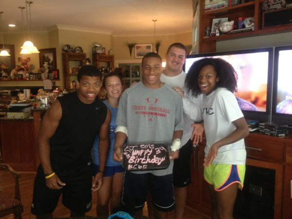 domipiglet's tweet photo. Happy Birthday Sydney! http://t.co/Obm1ylD4