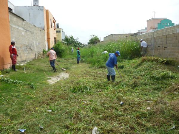 ServPubCam's tweet photo. LIMPIEZA DE LA CALLE CANAL EN EL FRACC. KALA, ATRAS DEL SUPER AKI @AlcaldBetySelem @GobMunCampeche http://t.co/E0H6qkWZ