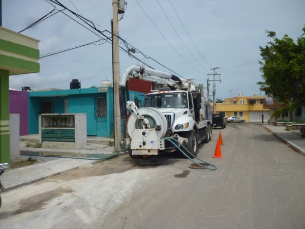 ServPubCam's tweet photo. LIMPIEZA DE DRENAJE RESIDUAL EN EL AND. ALELI, INF. LAS FLORES @AlcaldBetySelem @GobMunCampeche http://t.co/54DBjvI6