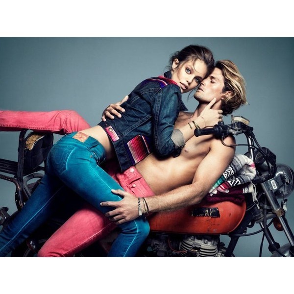 Реклама джинс. Levis jeans. Джинсовая одежда. Серенай акташ в джинсах. Джинсы реклама.