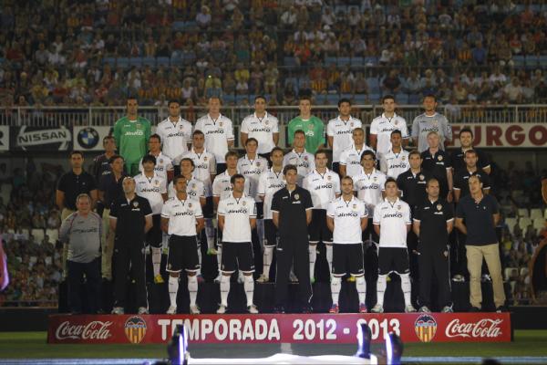 valenciacf's tweet photo. ¿Queréis la fotografía oficial del @valenciacf 2012/13 hecha esta especial jornada? ¡Aquí la tenéis! Amunt afició! http://t.co/HBjsEJBp