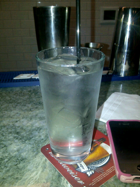 hottkimmodity_'s tweet image. Vodka on the rocks... Jk its water... #under21problems