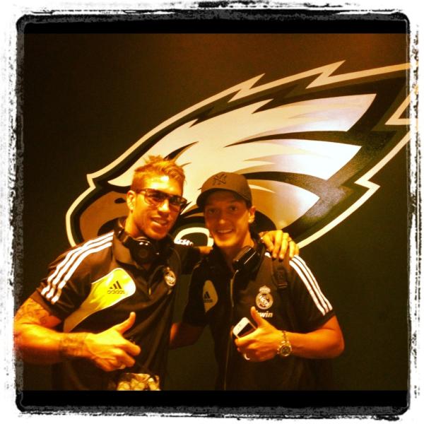 SergioRamos's tweet photo. Fotito en el vestuario con mi bro @MesutOzil1088. http://t.co/RtyOShkN