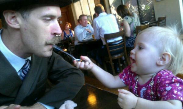 Aaro893's tweet photo. Eloise feeding daddy. http://t.co/SIGCm1Va