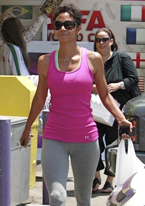 allcameltoe's tweet photo. Quick grey pants… yeah. another great camel toe for us! http://t.co/rh72SDG1 http://t.co/MAyeywxX