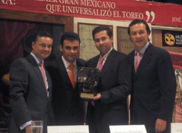 GRanchoSeco's tweet photo. @checohernandezw y Pancho recibiendo de @Biblotm el BiBliotauro a Cuatro Caminos http://t.co/kKNvmqzK