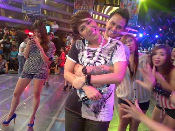 vicegandako's tweet photo. Billy loves me! :)) http://t.co/bYK74bIr