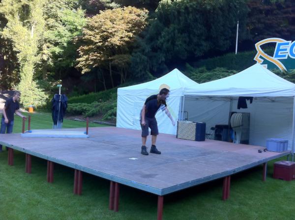 Ab zet het podium op scherp! Nog 9 uur en dan gaan we los.