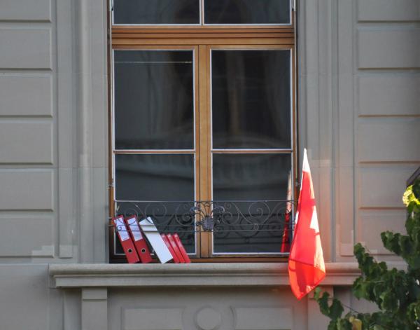 KatharinaBart's tweet image. #bikinigate #filegate"@BR_Sprecher: Badehosen am Medienzentrum waren Kunst am Bau! Neueste Journalisten-Installation: http://t.co/Tk41g9tM"