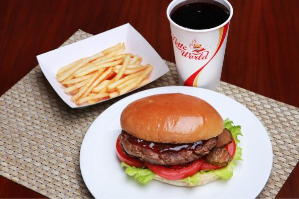 lotteworld_jp's tweet photo. [ツイッター限定] ソウルロッテワールドの1デーパスポートをご購入のお客様に、ハンバーガーセットを差し上げます。予約メールはminatomirai1@gmail.com♪(´ε｀ ) http://t.co/vgj0Bfxx