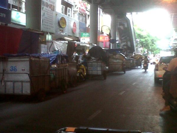 Arsa_rw_news's tweet image. RT @sbirdini: สีลมเหลือสองเลนแล้วเหรอครับ คุณตำรวจทำอะไรกันอยู่ #คนข่าวเช้า