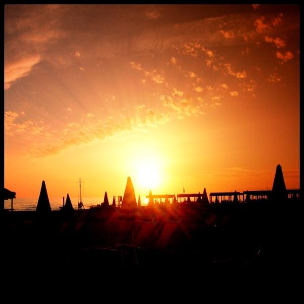 gucci's tweet photo. Under the Tuscan sunset in Forte dei Marmi. #21DaysofVacanze http://t.co/GakfJmas