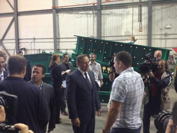 NadeauJP's tweet photo. Le chef de la CAQ, François Legault visite Acier Marquis à St-Célestin au Centre-du-Québec. http://t.co/3B0r2BRm