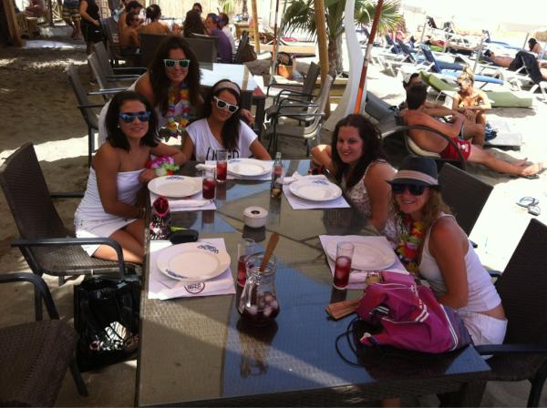 JennyMH86's tweet photo. Comiendo en @MauiMojacar y luego a exarnos unos bailes!! @lorespinlopez @LauraCampillo1 @Lnm86 #anapollo http://t.co/WdsdpOys