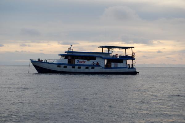 SurfMentawai's tweet photo. Nice boat.  Oasis http://t.co/AAPe9kPS