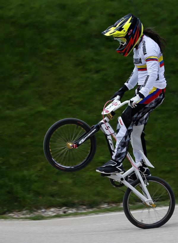 RevistaSemana's tweet photo. Mariana Pajón se lleva la medalla de oro olímpico, ¡felicitaciones! http://t.co/7rPmT86W