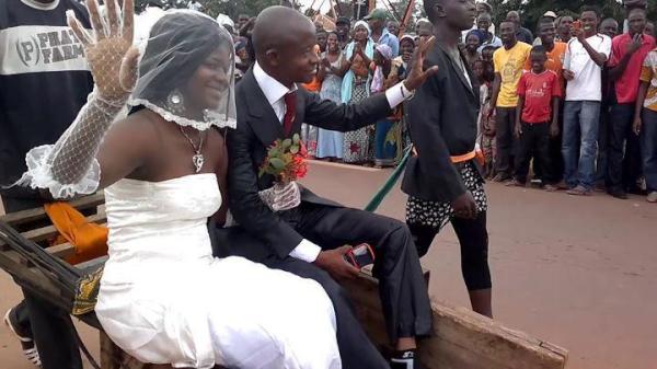 ToussaintAlain's tweet photo. #Cotedivoire Ils se marient et rentrent à leur domicile en brouette africaine #Wotro. #Babré #Gagnoa. #Ci225 #Civ2010 http://t.co/iRpiER8s
