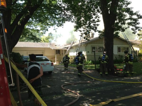 KatySweeny's tweet image. #ChicoFire, #CalFire working to put out fire on Woodside Lane that reportedly started in garage, spread to attic.