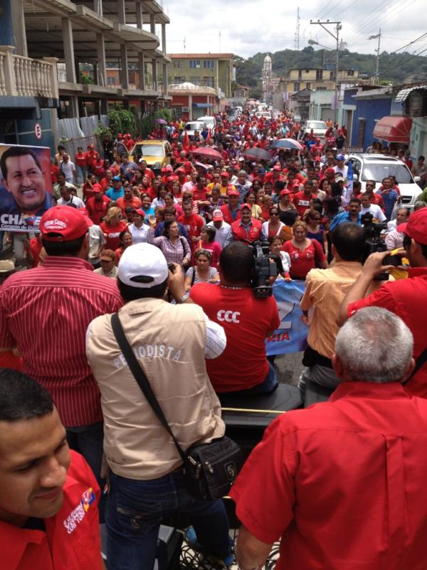 CCCportuguesa's tweet photo. [Foto] Marea de pueblo inscribe candidatos del @PartidoPSUV al CLR, candidatos de @chavezcandanga, Pa' lante! http://t.co/stPwxQA4