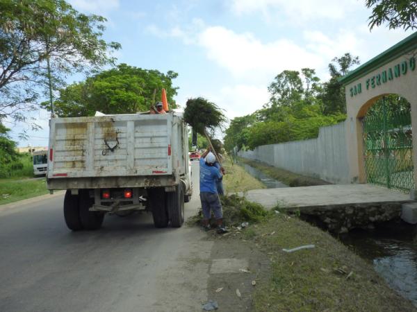 ServPubCam's tweet photo. LEVANTAMIENTO DE MALEZA PRODUCTO DE LA LIMP. DEL CANAL PLUV. DE  AV. LAZARO CARDENAS @AlcaldBetySelem @GobMunCampeche http://t.co/XoT6BQ5Z