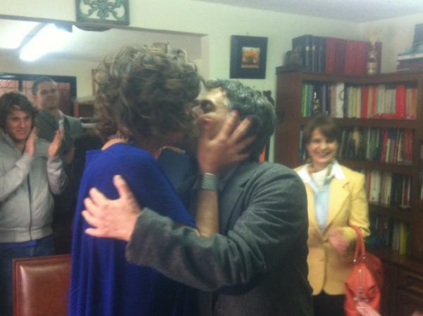 1lalupe's tweet photo. Y se casaron Luis Fernando y Ana María!!! Q vivan lis novios!!!💏💘😃😍🍰🍀 http://t.co/rQQsNaWA