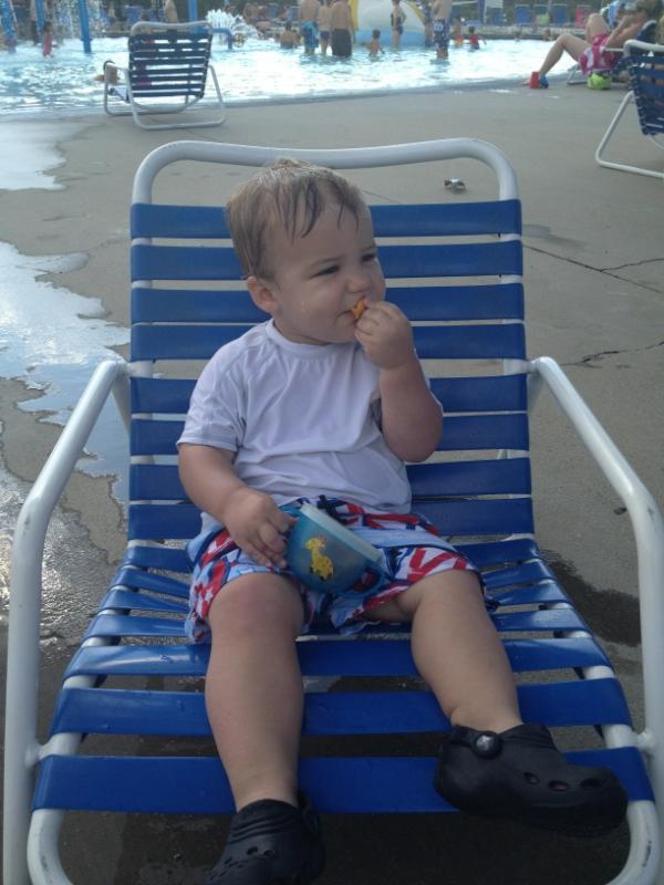 SMaddox704's tweet photo. Having a snack at the pool. http://t.co/tEmSVWO1