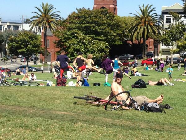 simla's tweet photo. Aerobics class at Dolores Park: http://t.co/Ypp4NpBC